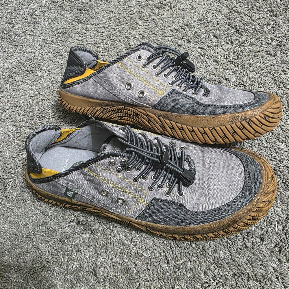 Hybrid & Company Gray Sneakers with Yellow Accents